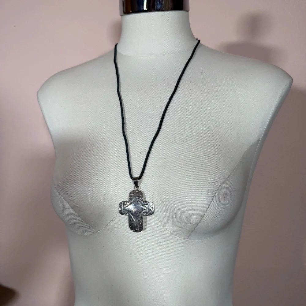 Taxco Vintage 80’ Southwestern Sterling silver oversized cross pendent necklace - Picture 4 of 17